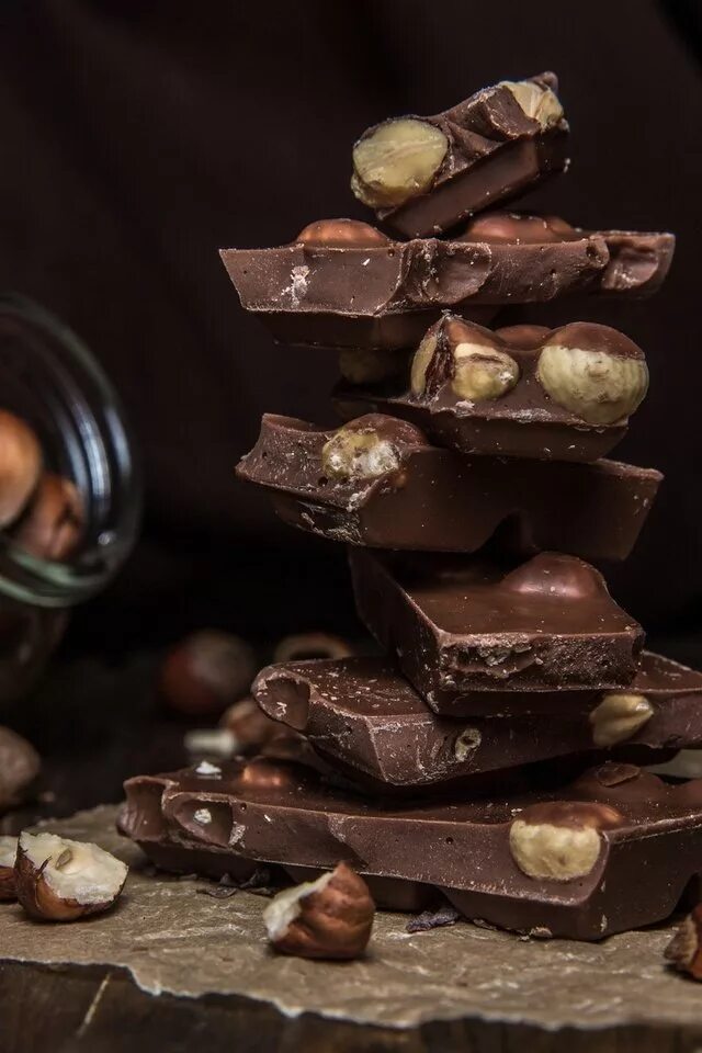 Шоколад внутри. Шоколад натс плитка фундук. Красивый шоколад. Аппетитный шоколад. Шоколад с орехами.