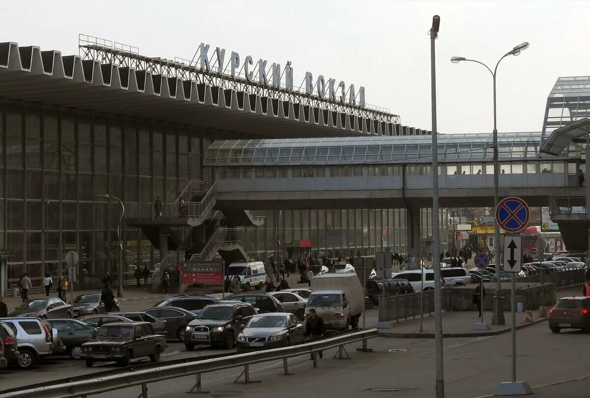 Курский вокзал москва купить билеты. Москва Курская Курский вокзал. ЖД вокзал Москва Курский вокзал. Архитектор Курского вокзала в Москве. Здание Курского вокзала в Москве.