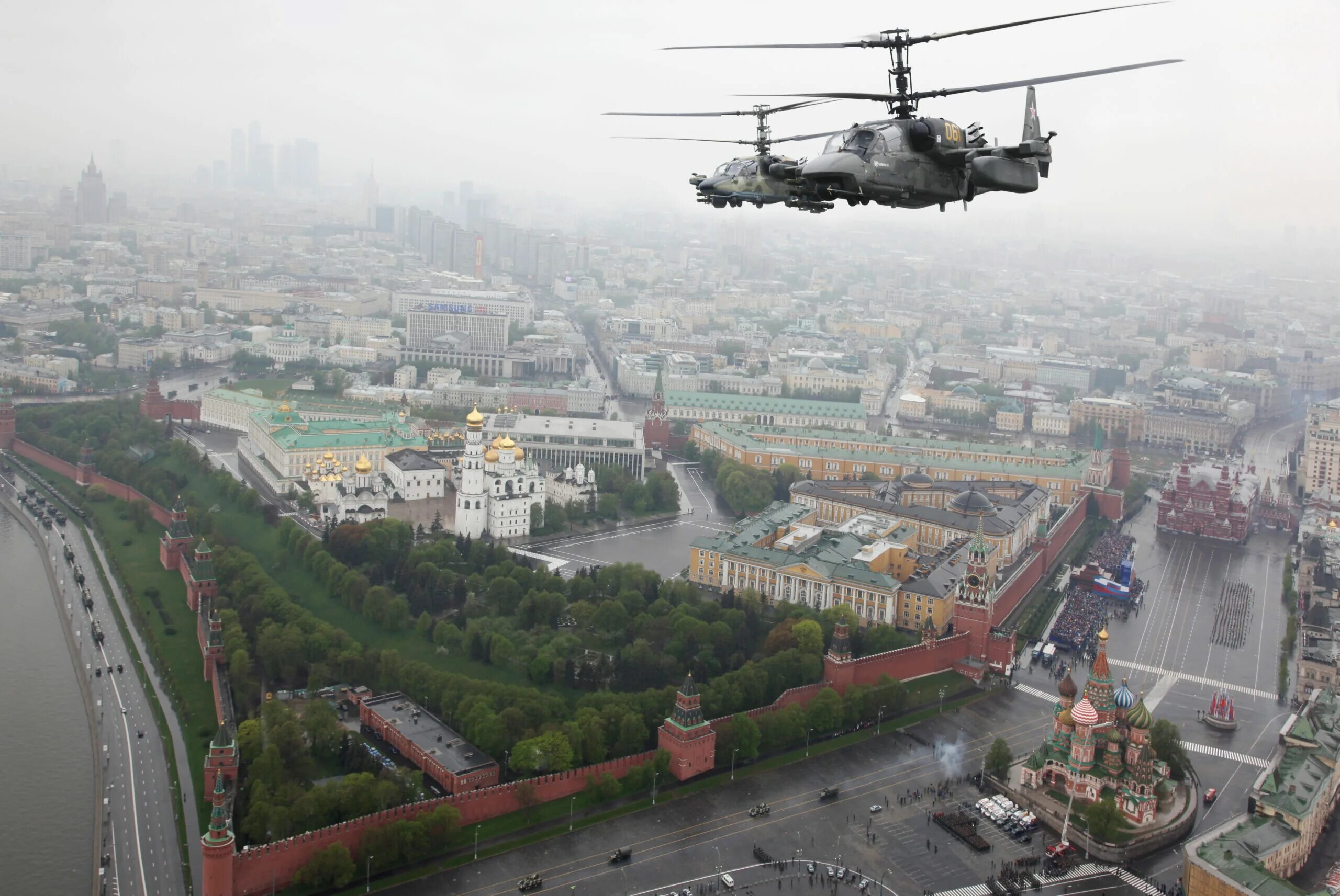 Ка-52 вертолёт. Вид из вертолета. Вертолеты над красной площадью. Военные вертолеты над Москвой.