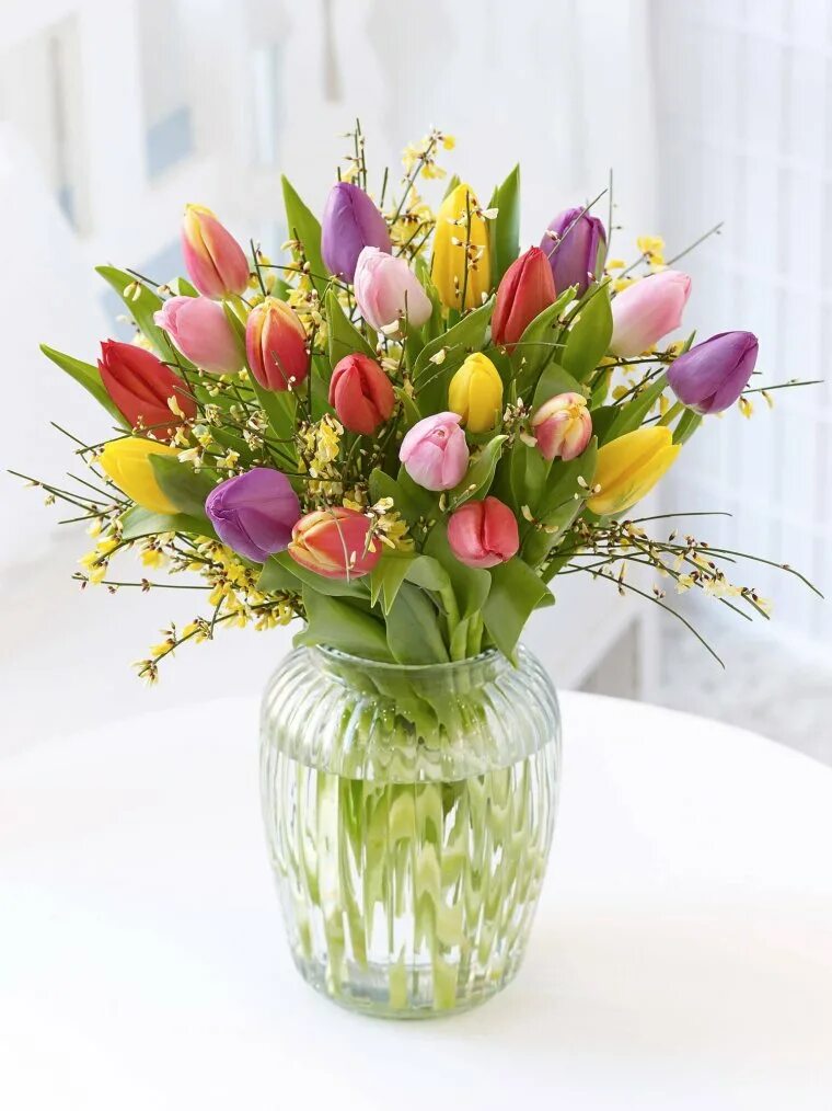 Букет тюльпанов композиция. Весенний букет с мимозой и тюльпанами. Мелкоцветные тюльпаны. Тюльпаны в вазе. Букет разноцветных тюльпанов.