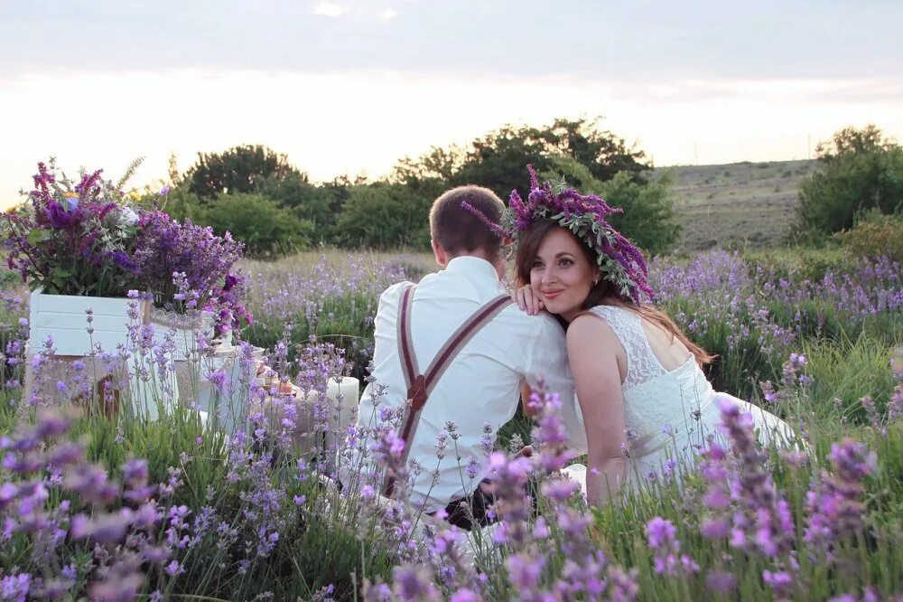 Прованс мем с девушкой Lavender Fields in Provence, France