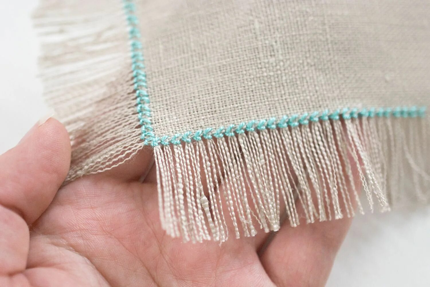 Сотканные нити. Ткань с бахромой. Бахрома из нитей ткани. Салфетки с бахромой из ткани. Вышивка бахромой.