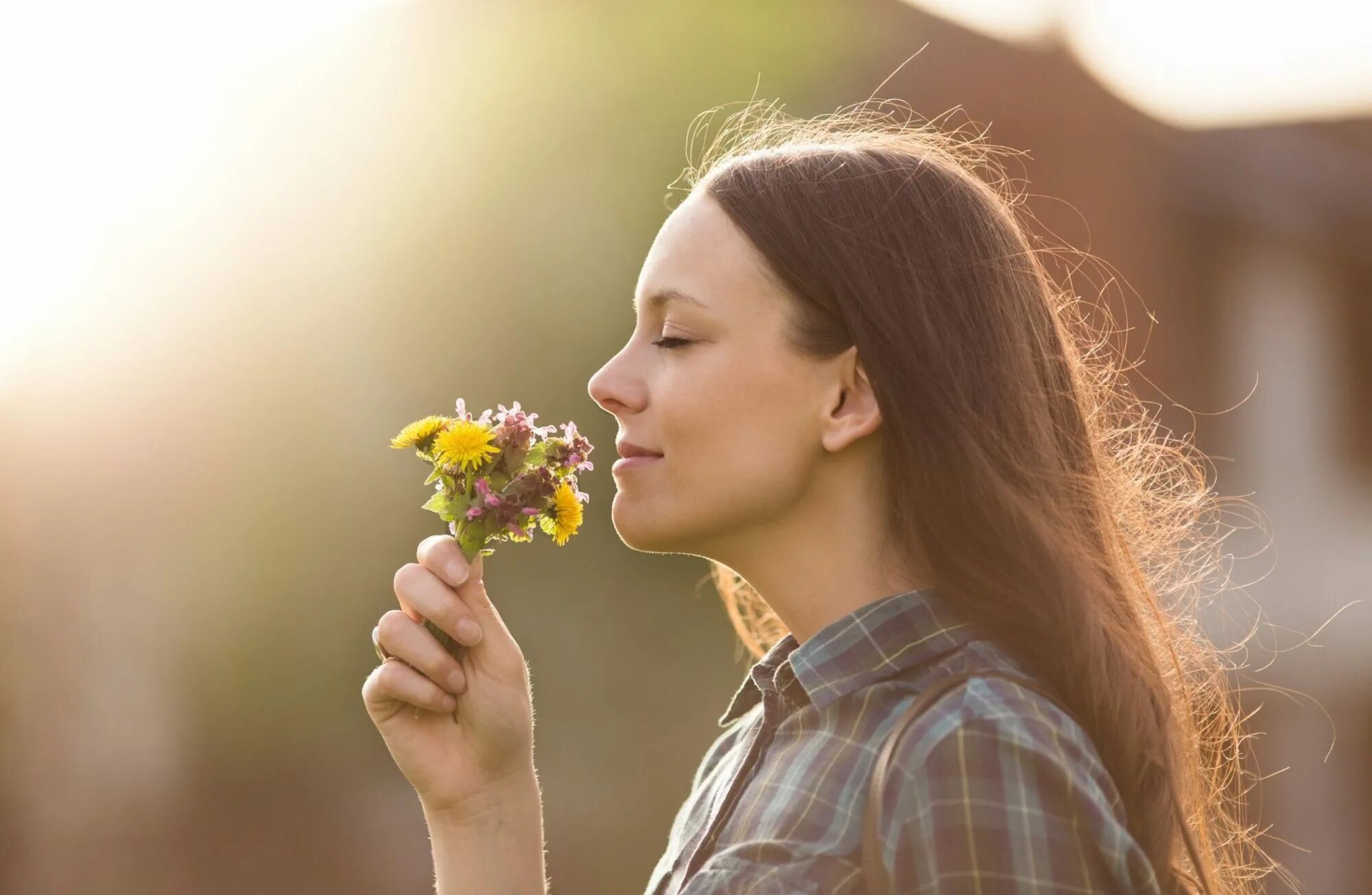 Чувствую запах цветов. Вдыхать аромат. Вдыхает запах. Flower smell фулл. Психология обоняния.