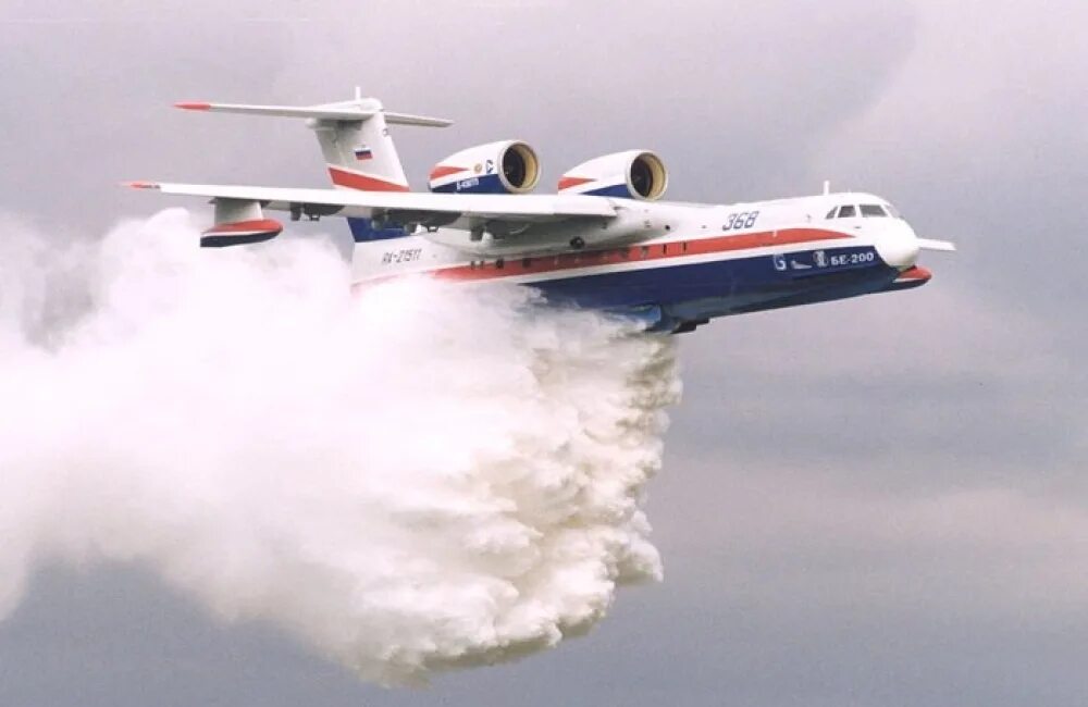 Первый советский пожарный самолет. Бе-200 тушение пожара. Бе 200 МЧС. Пожарный самолет ил-76. Самолет для тушения пожаров бе-200.