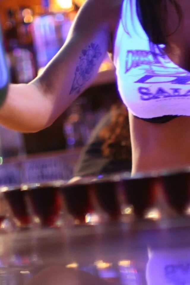 Красивая девушка бухает. Вечеринка алкоголь. Девушка в баре. Газировка чебоксары. Клуб выпивка.