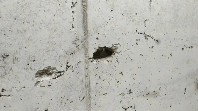 Раковины и каверны на поверхности бетона. Дефекты и неисправности фундаментов. Раковины и каверны в бетоне. Дефекты стен. Цемент бетон железобетон.