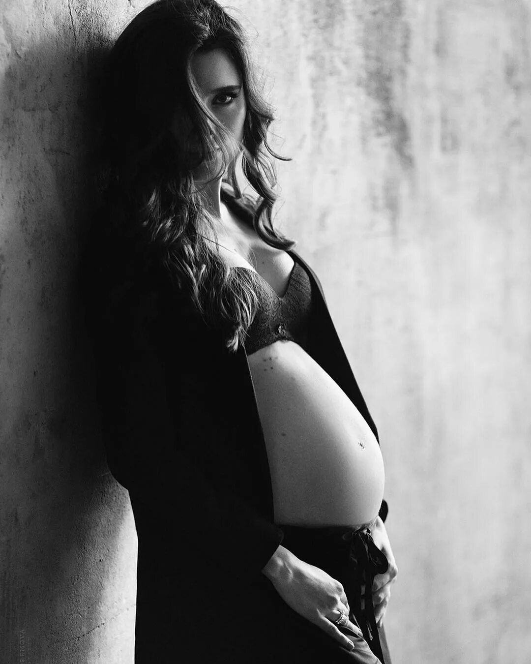 Фотограф беременность. Идеи для беременной фотосессии. Необычная беременная фотосессия. Фотосессия беременных идеи. Стильные фотосессии беременных.