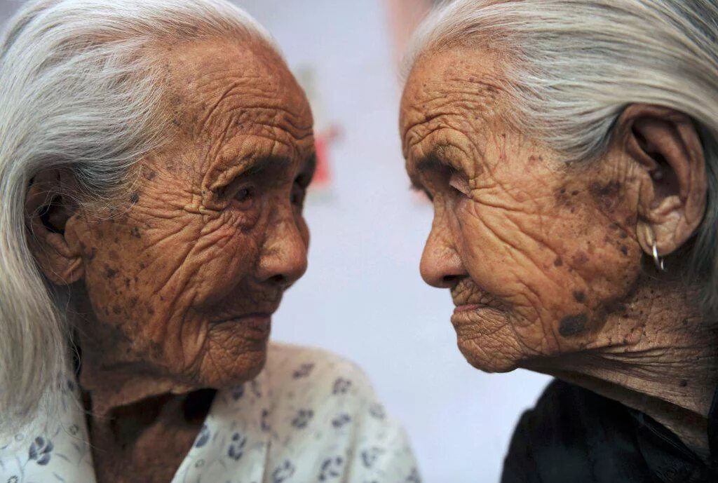 Пожилой человек с самой. Самый старый долгожитель. Самый старый человек на планете.