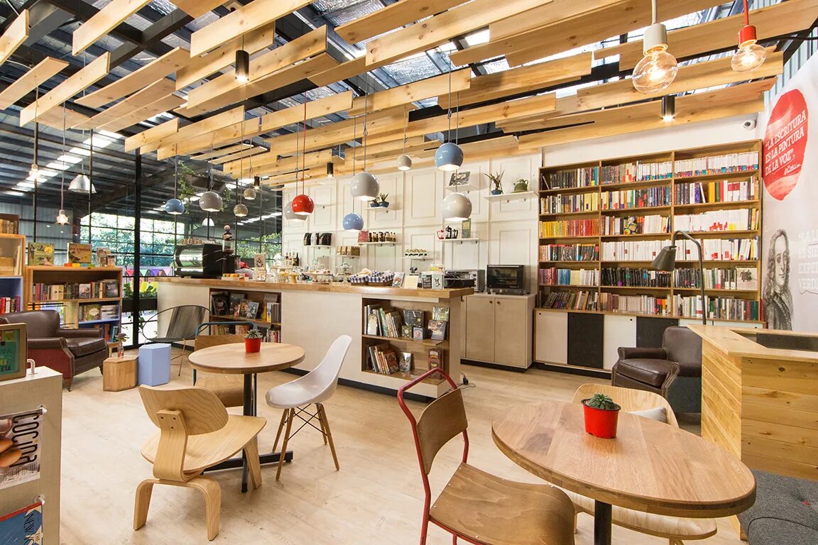 Книжный магазин кафе. Кофейня библиотека. Книжное кафе. Кафе библиотека интерьер.