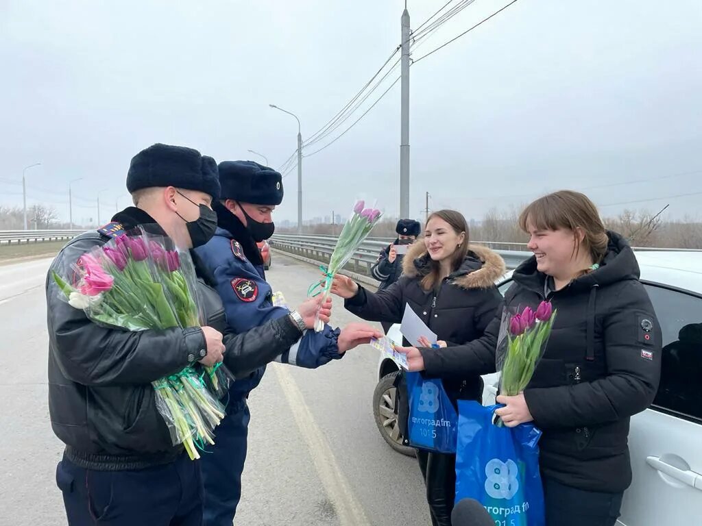 Сотрудники ГАИ В Среднеахтубинском районе. Новости Волгограда. С праздником весны.