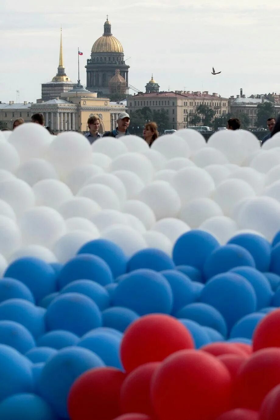 12 июня санкт петербурга. С днём России 12 июня. Флаг России. Небо России. День саб России.