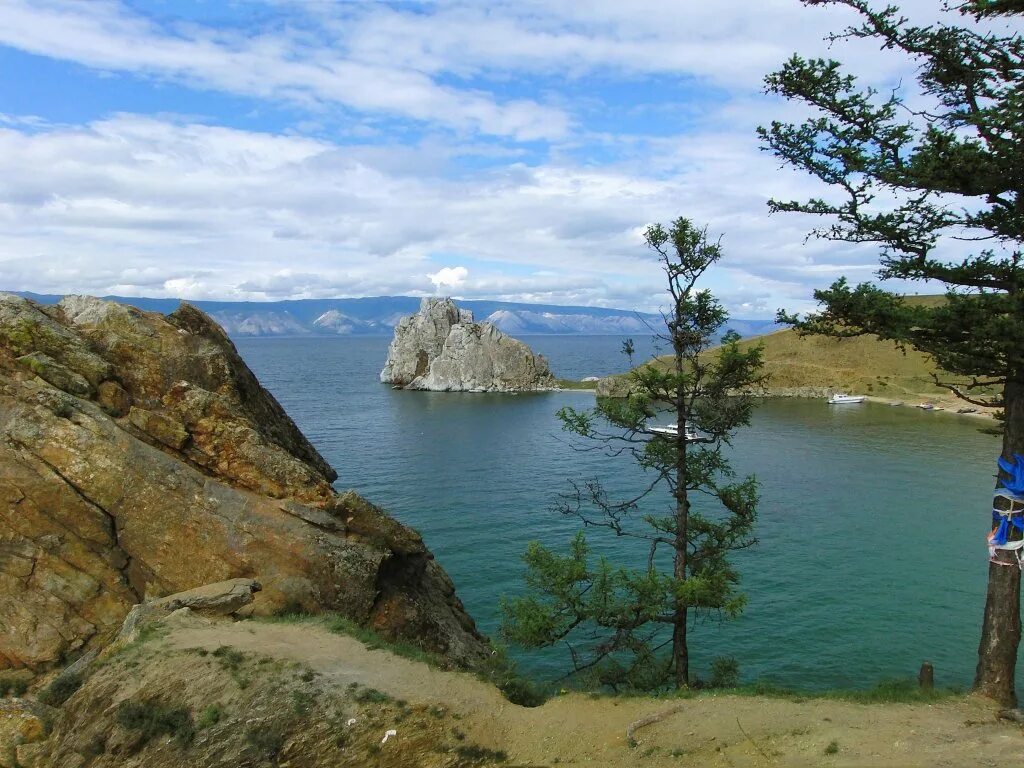 Хобой. Байкалов ольхон шаманка. Мыс зеленый на байкале. Мыс хобой летом. Мыс бурхан (скала шаманка) до мыс хобой.