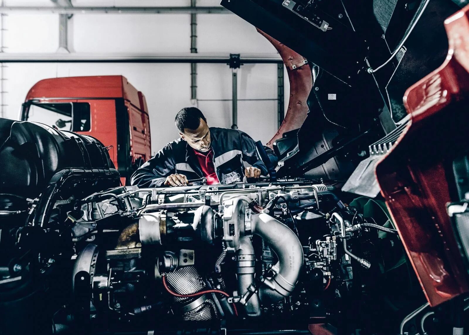 Починка автомобиля. Знаменитый механик. Mechanics. Диагностика двигателя. Автомеханик.