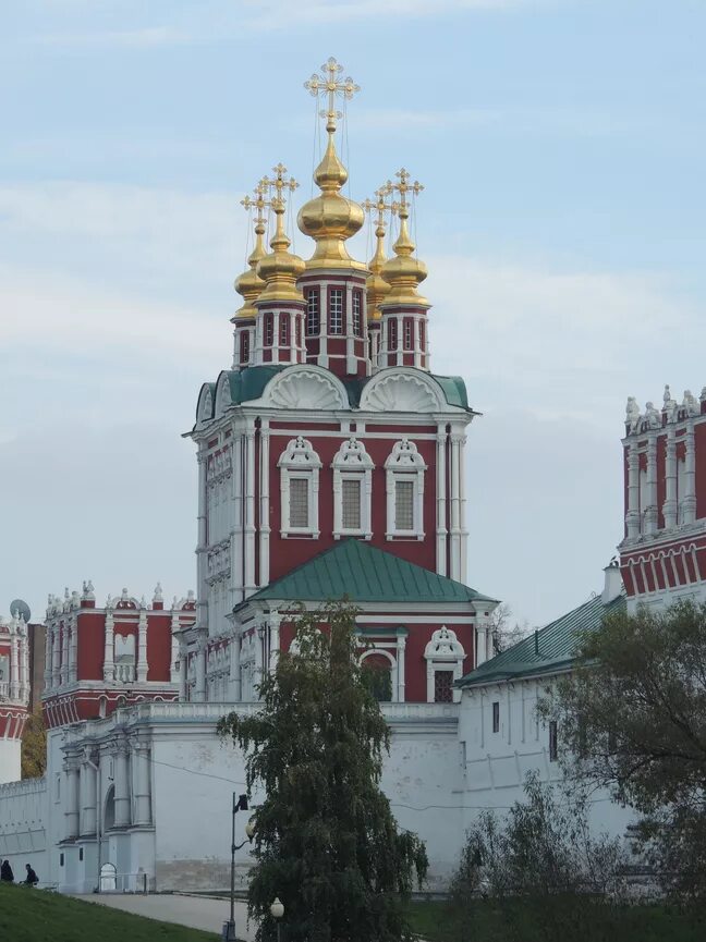 Смолклуб смоленск. Богородице-Смоленский Новодевичий женский монастырь. Новодевичий ставроп монастырь. Новодевичий Богородице-Смоленский монастырь. Москва. Россия.. Новодевичий Богородице-Смоленский монастырь символ.