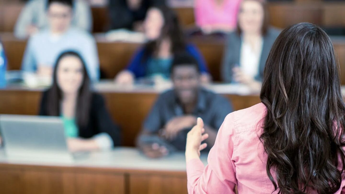 Лекция в университете. Преподаватель вуза. Педагог в университете. Преподаватель в университете.