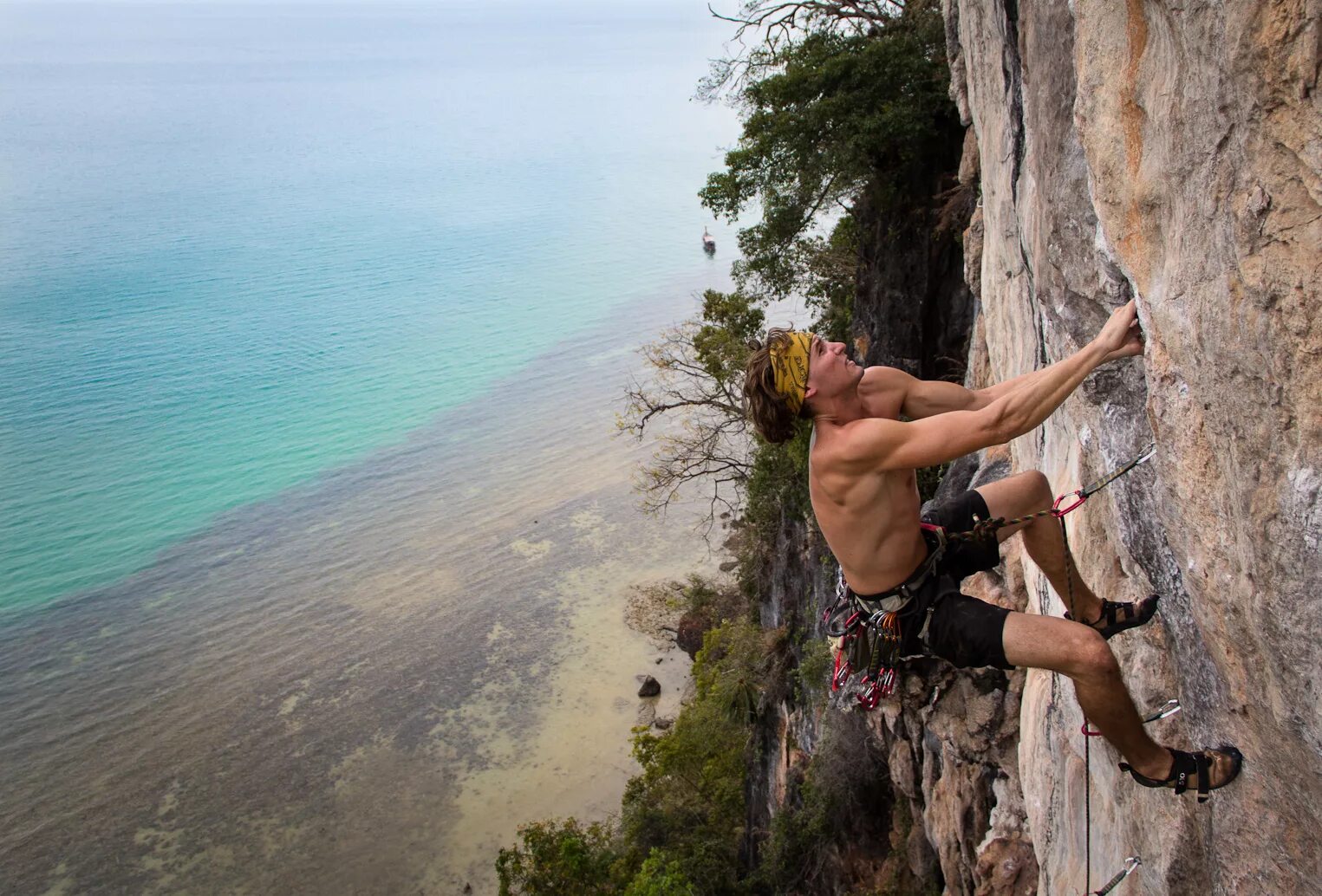 Climb picture. Скалолазание в Крыму. Скалолазание туризм в Крыму. Альпинизм в Крыму. Скалолазание море.