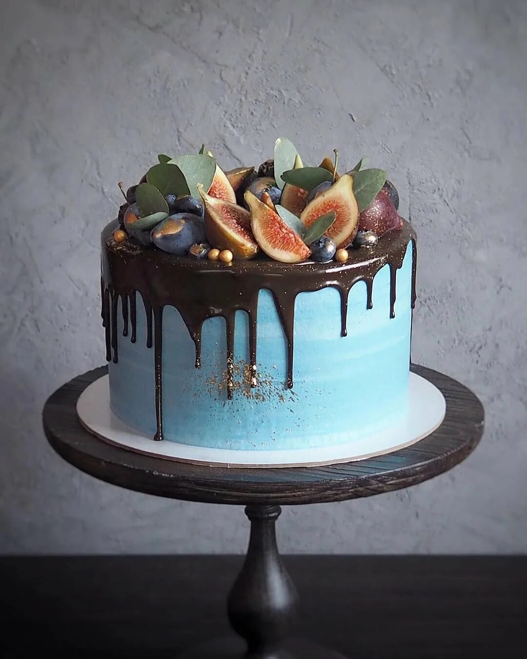 радужный крем чиз. торт с шоколадным декором. подтеки на торте. торт покрытый шоколадной глазурью. торт с подтеками.