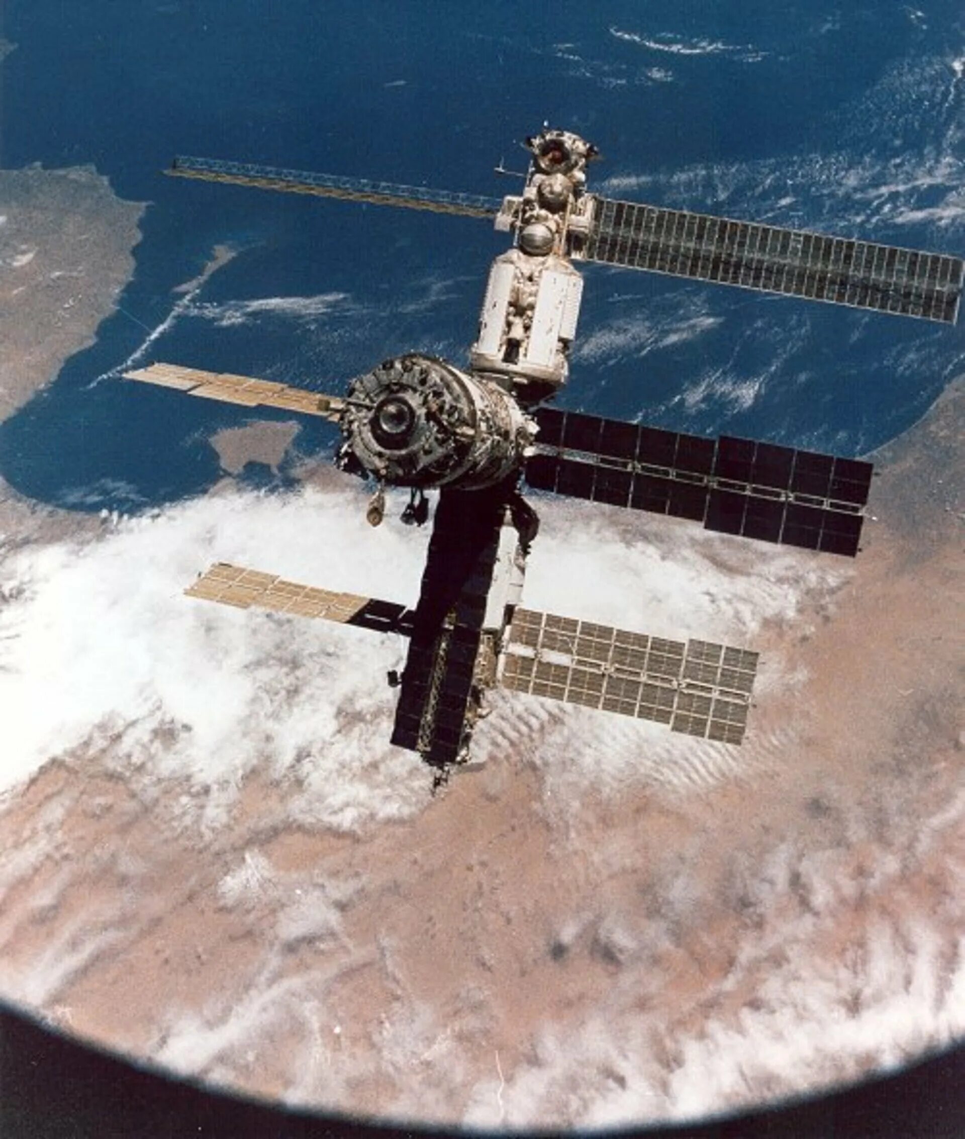 Станция мир 1986. Космическая орбитальная станция мир. 1986 Запущена Советская орбитальная станция «мир». Станция мир 2001. Станция мир 2