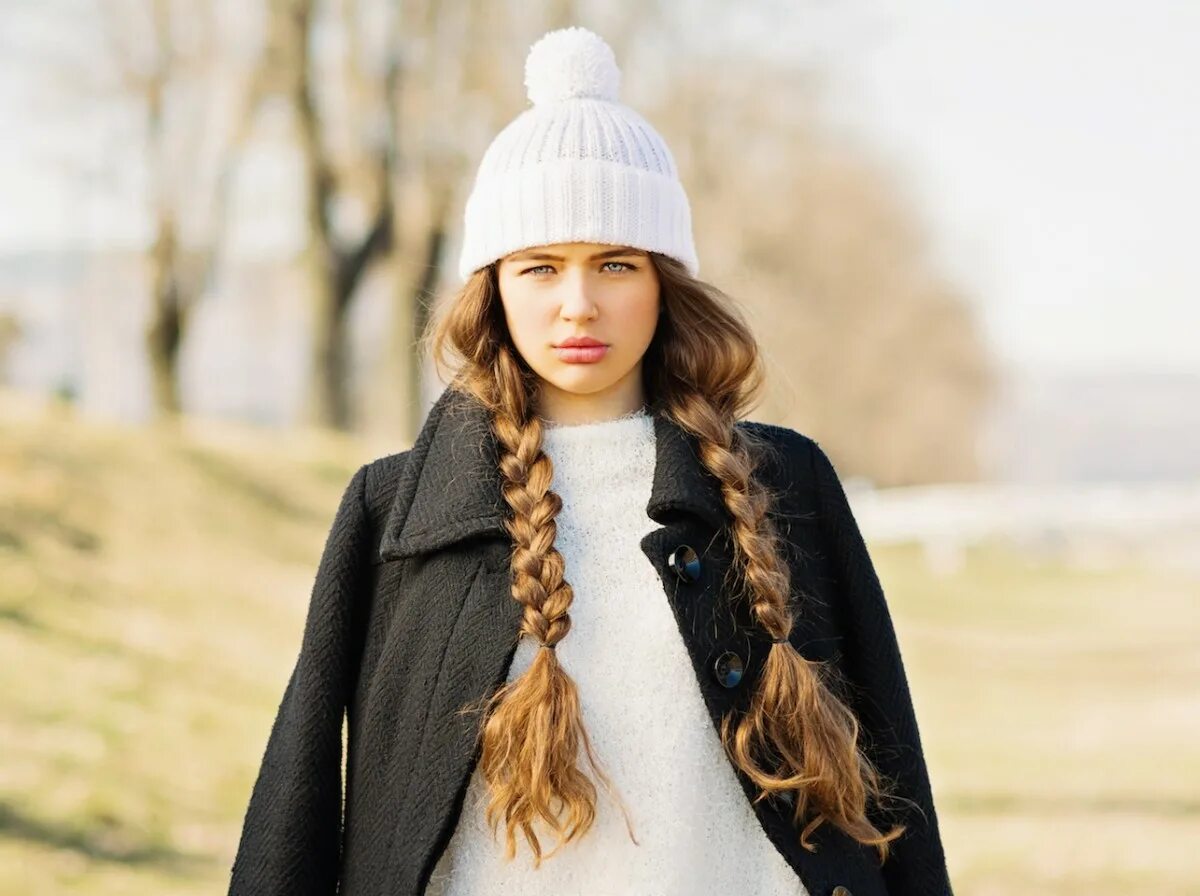 головной убор с волосами. шапка eisbar trapper mu schwarz-rot. косы под шапку. шапка на кудрявые волосы женские. прически под шапку.