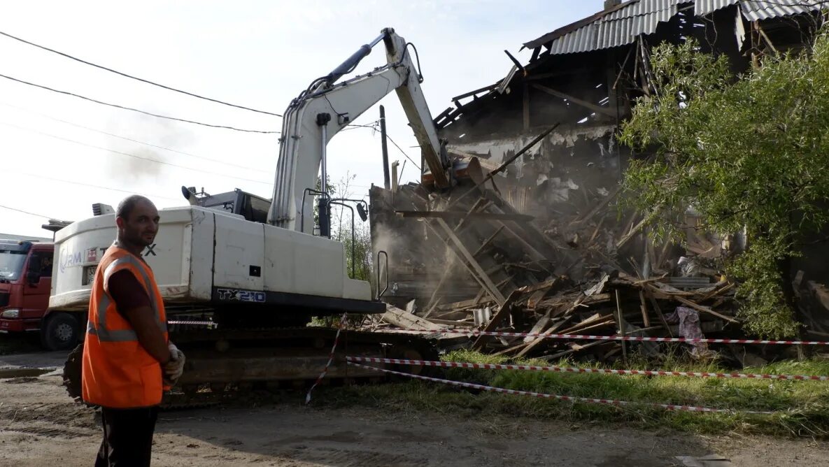 Сносят жилые дома в китае. Снос бараков хабаровск. Бульдозер сносит дом. Снос бараков. Хабаровск проспект 60-летия октября бараки.