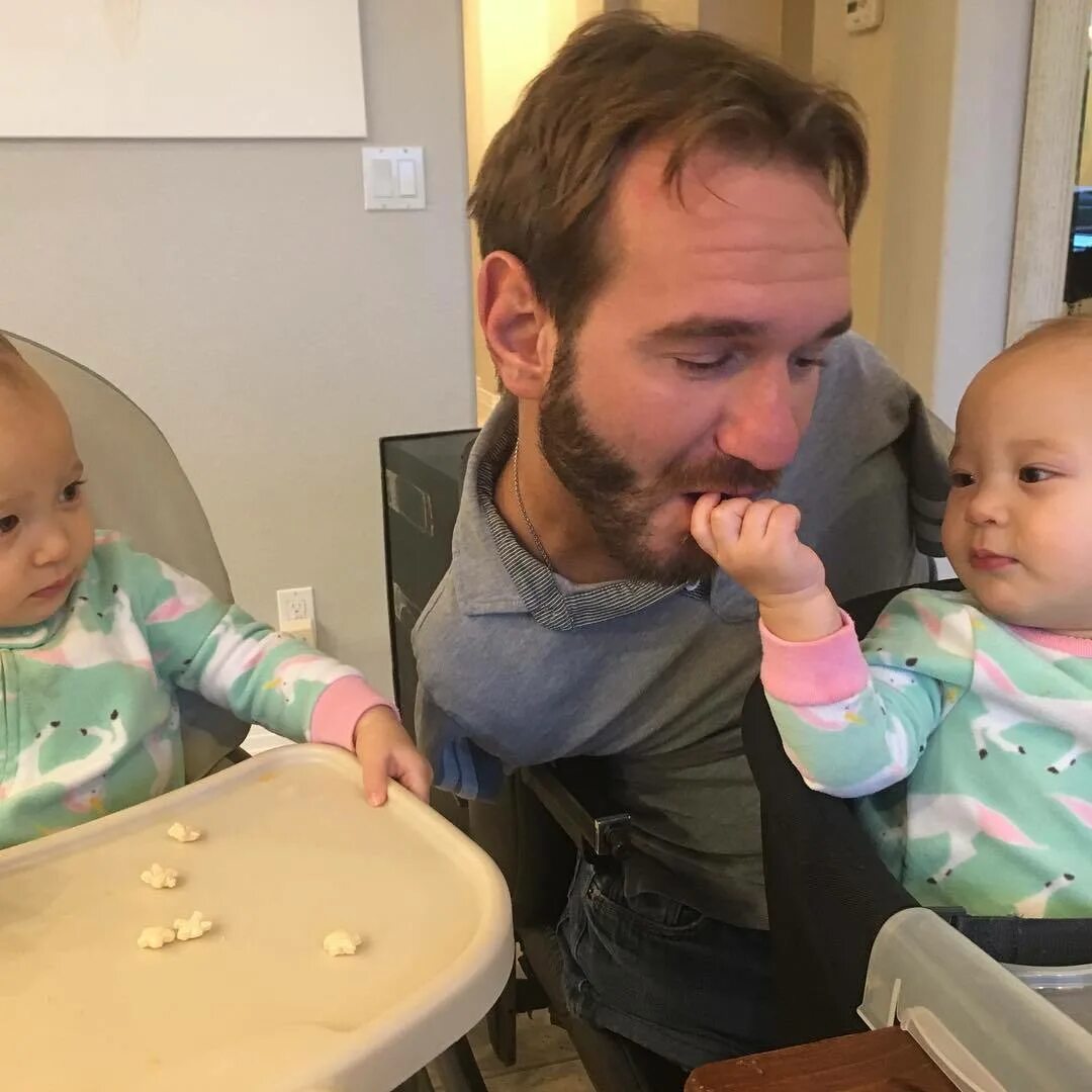 Ник вуйчич с семьей. Ник вуйчич фото. Ник без ног. Канаэ мияхара и ник вуйчич. Ник без ног.