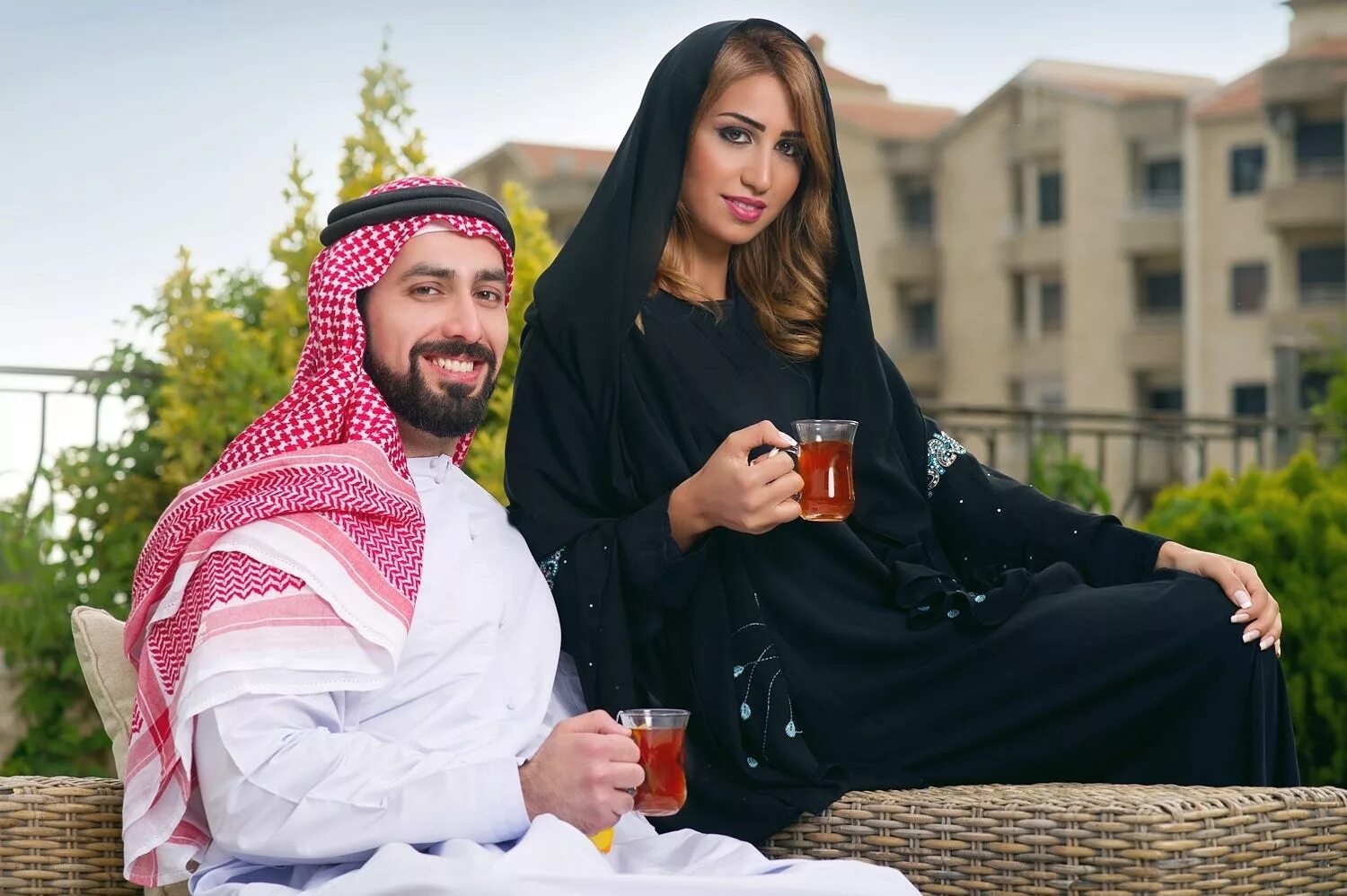 арабка с мужем. арабские женщины и мужчины. арабы с женами. араб и арабка. арабка с мужем.