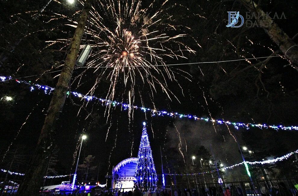 Рождественские каникулы улан-удэ. Куда сходить на новогодние праздники улан удэ. Фонтан улан-удэ на драмтеатре. Площадь советов улан-удэ новый год. Ледовый городок улан удэ.