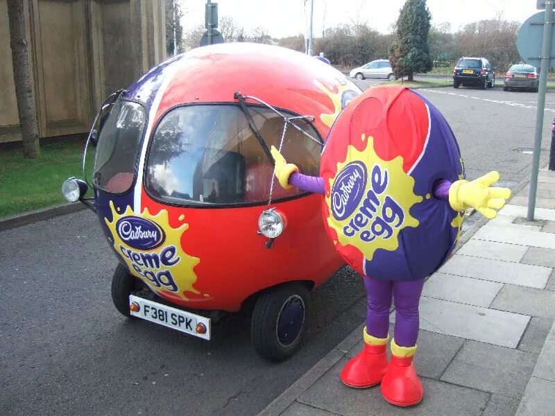 Реклама машинки для яиц. Смешные машины. Пасхальный автомобиль. Яйца в автомобиле что это. Пасха с машиной.