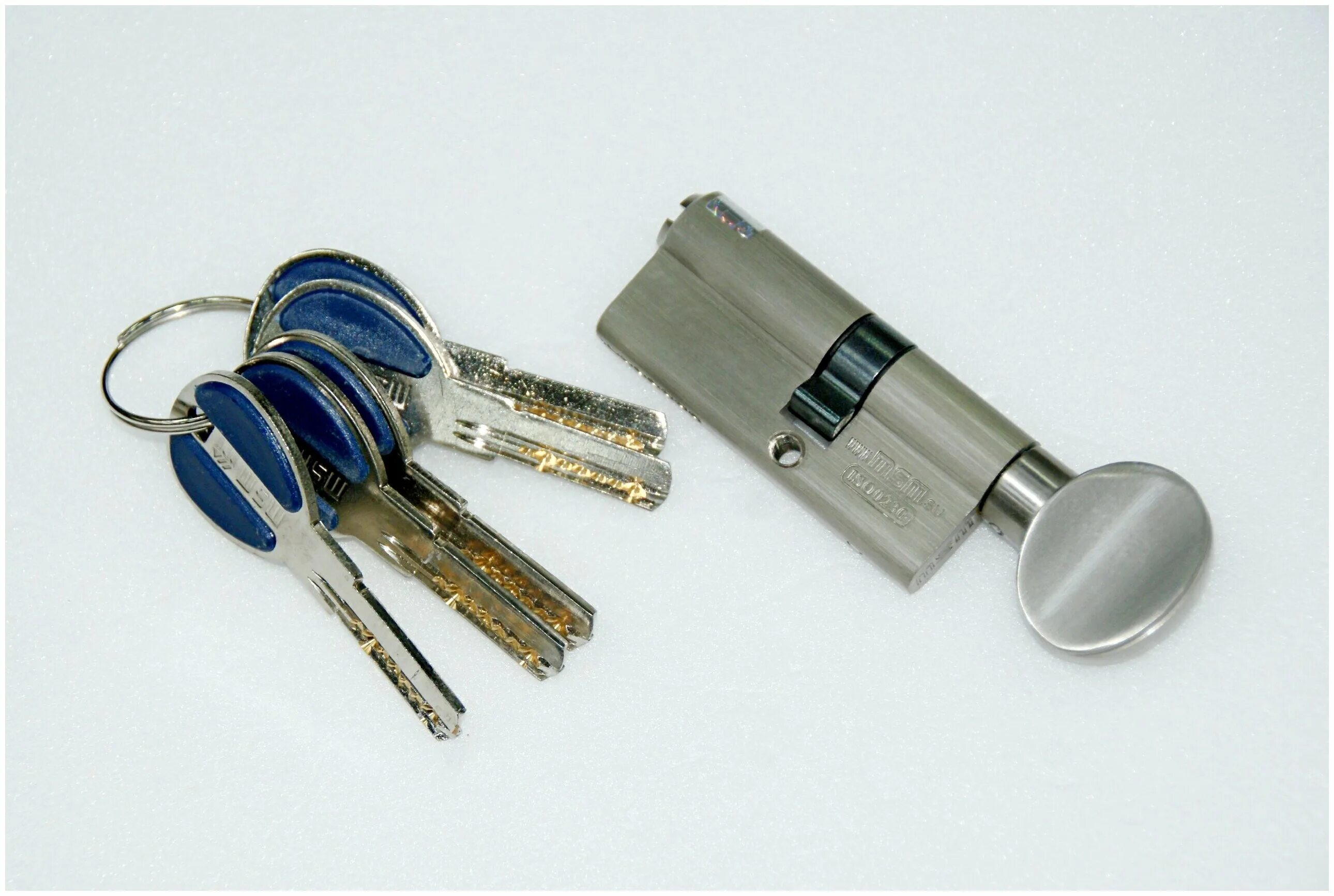 цилиндровый механизм ключ вертушка. цилиндровый механизм ключ вертушка. цилиндровый механизм ключ вертушка. цилиндр 40*40 luxe с перфо ключом. цилиндр ax102/70 35х35 мм, ключ/вертушка, цвет бронза.