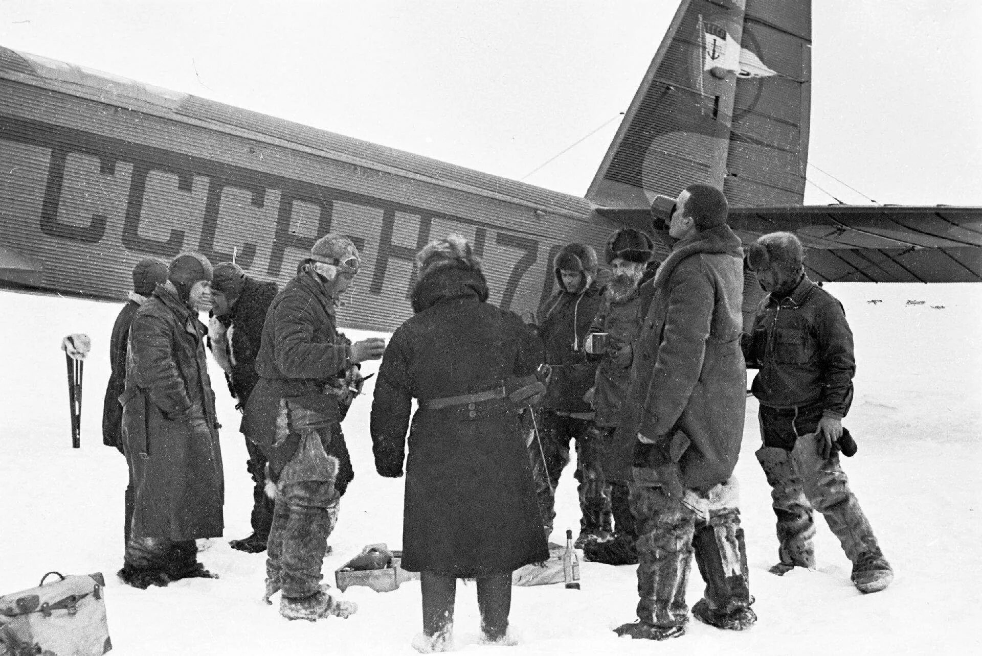 North pole 1. Экспедиция Папанина на Северный полюс 1937. Экспедиция Северный полюс 1 Папанин. Станция Северный полюс 1 Папанин. Северный полюс 1 станция дрейфующая первая.