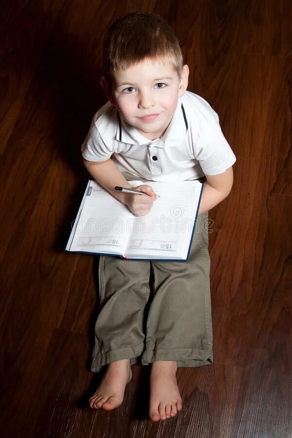 Мальчик показывает книгу. Ребенок боксер. Куда записать мальчика. Куда записать мальчика. Для мальчиков которых можно записывать.