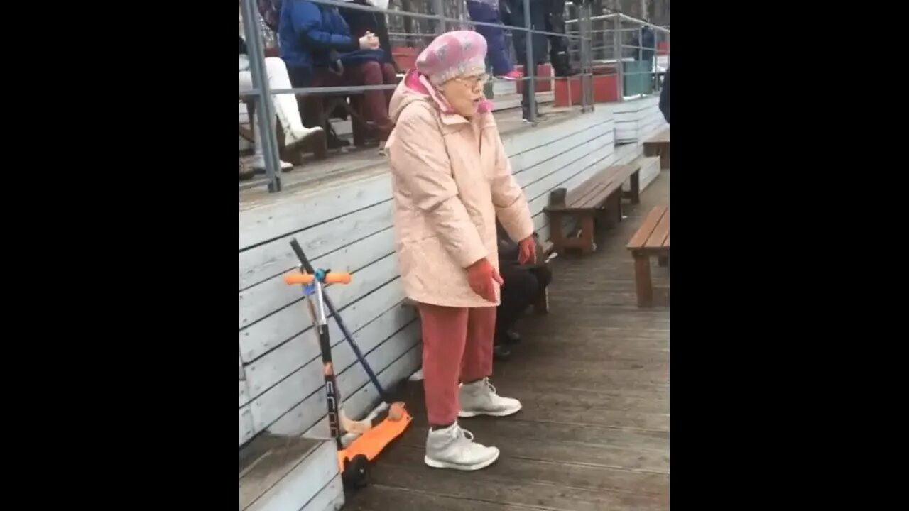 Видео бабка. Бабушка отжигает. Бабули зажигают. Пятница бабка танцует. Бабуля отжигает.