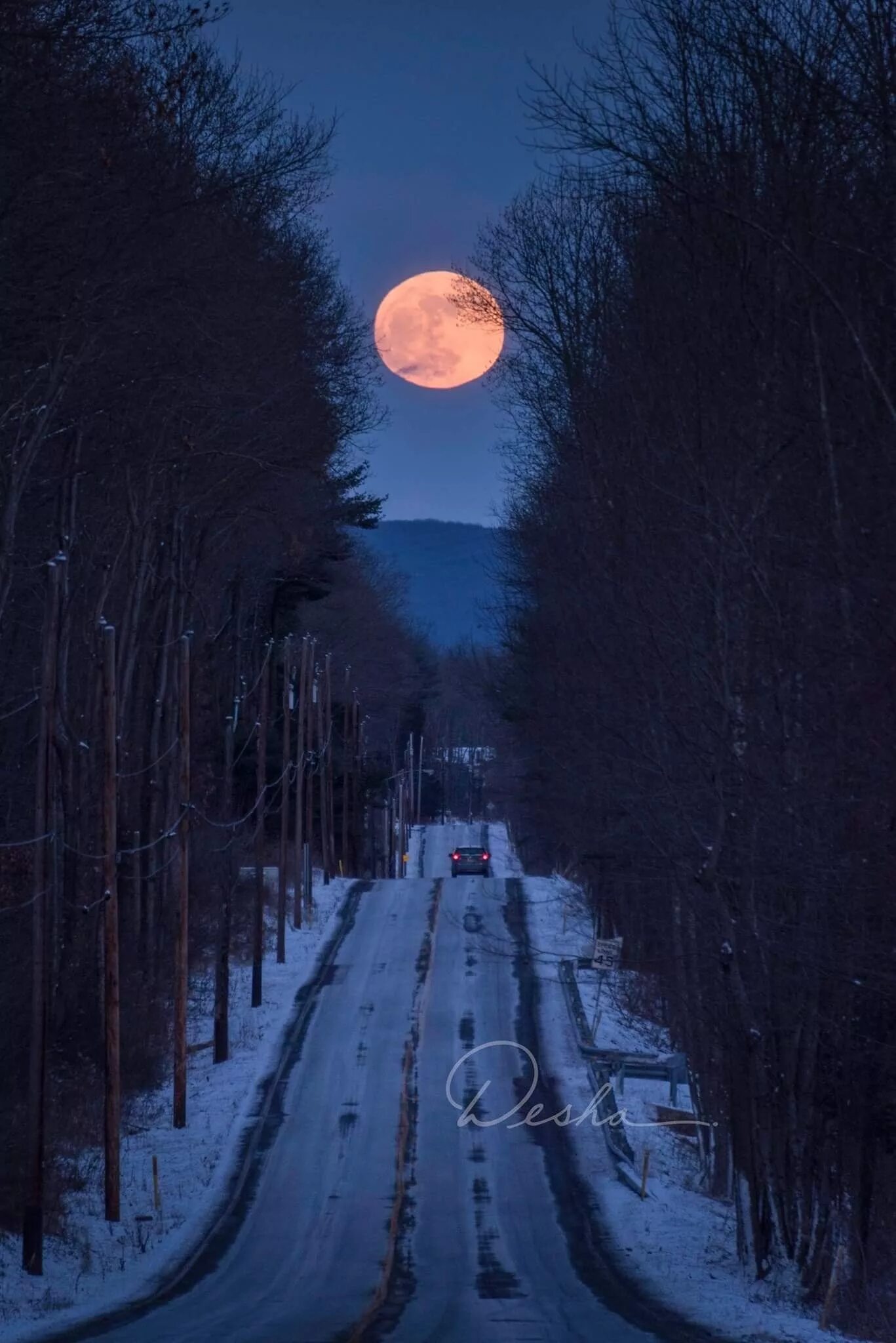 Дорога белела освещенная месяцем. Луна зимой. Лунная ночь. Полнолуние зима. Зимняя дорога Луна.