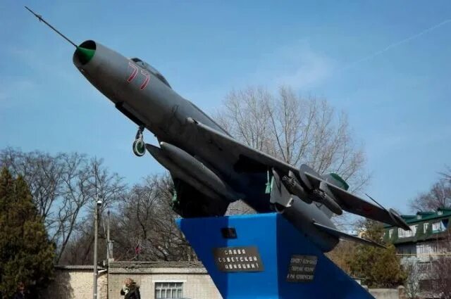 Авиа таганрог. Самолет в таганроге памятник. Таганрог аэропорт южный. Завод бериева таганрог. Самолеты бериева.