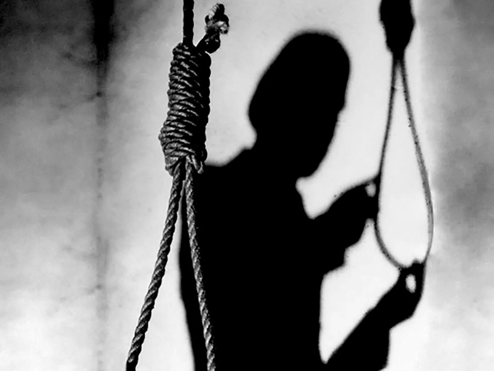 Повешение роберта гудолла. Повешенные на дверной ручке. Повешенный суть. Силуэт повесившегося человека. В астрахани на новом мосту повесили манекен.
