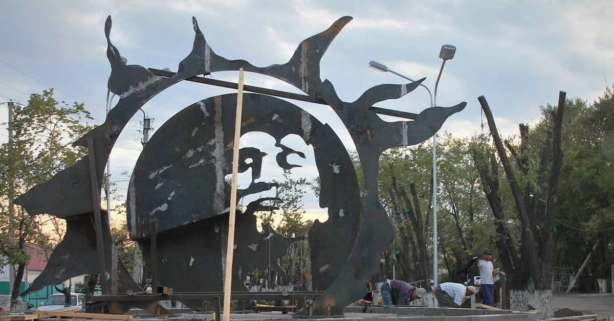 Караганда цой. Памятник цою в караганде. памятник виктору цою в караганде, казахстан. аллея цоя в караганде. город караганда памятник цоя.