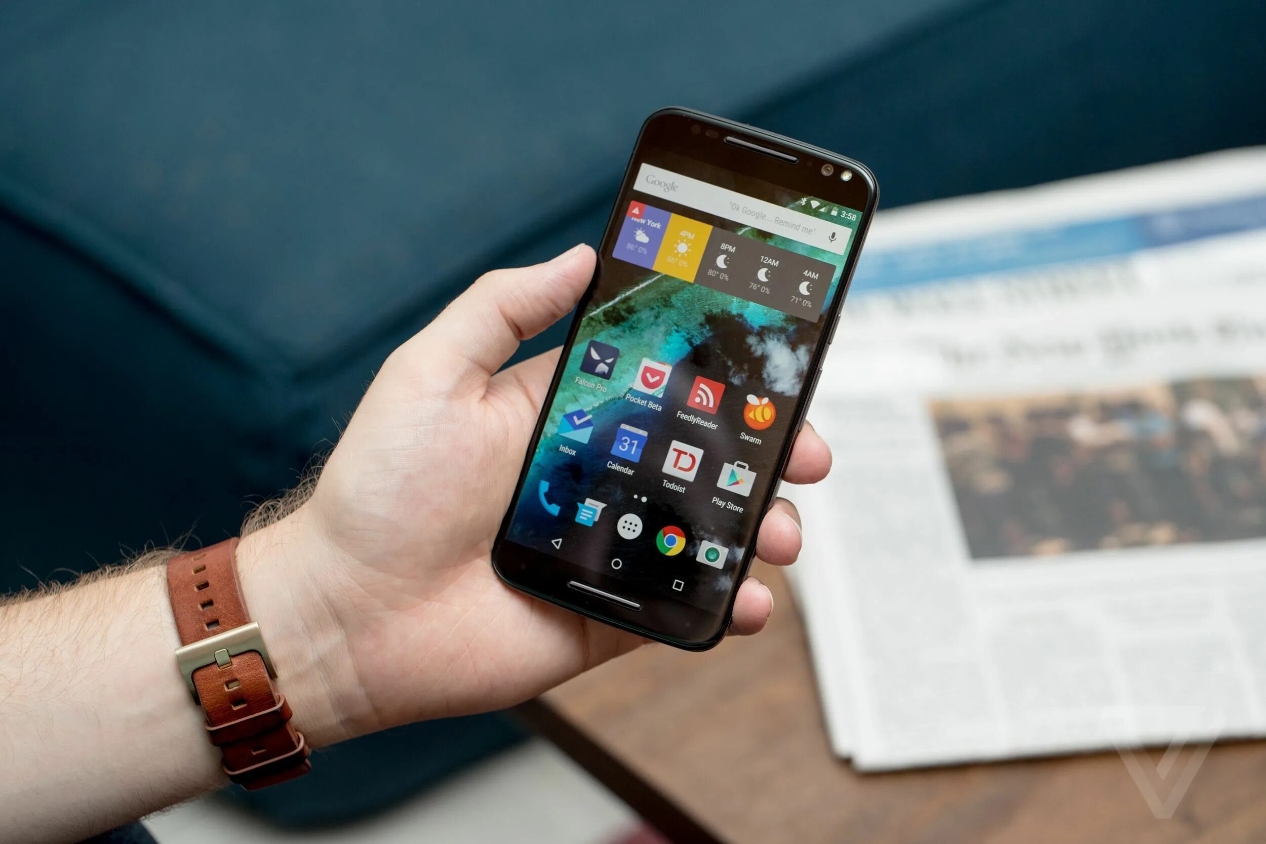 Up phones. Смартфон в руке. Смартфон андроид в руке. Новый смартфон в руке. Android смартфон в руке.