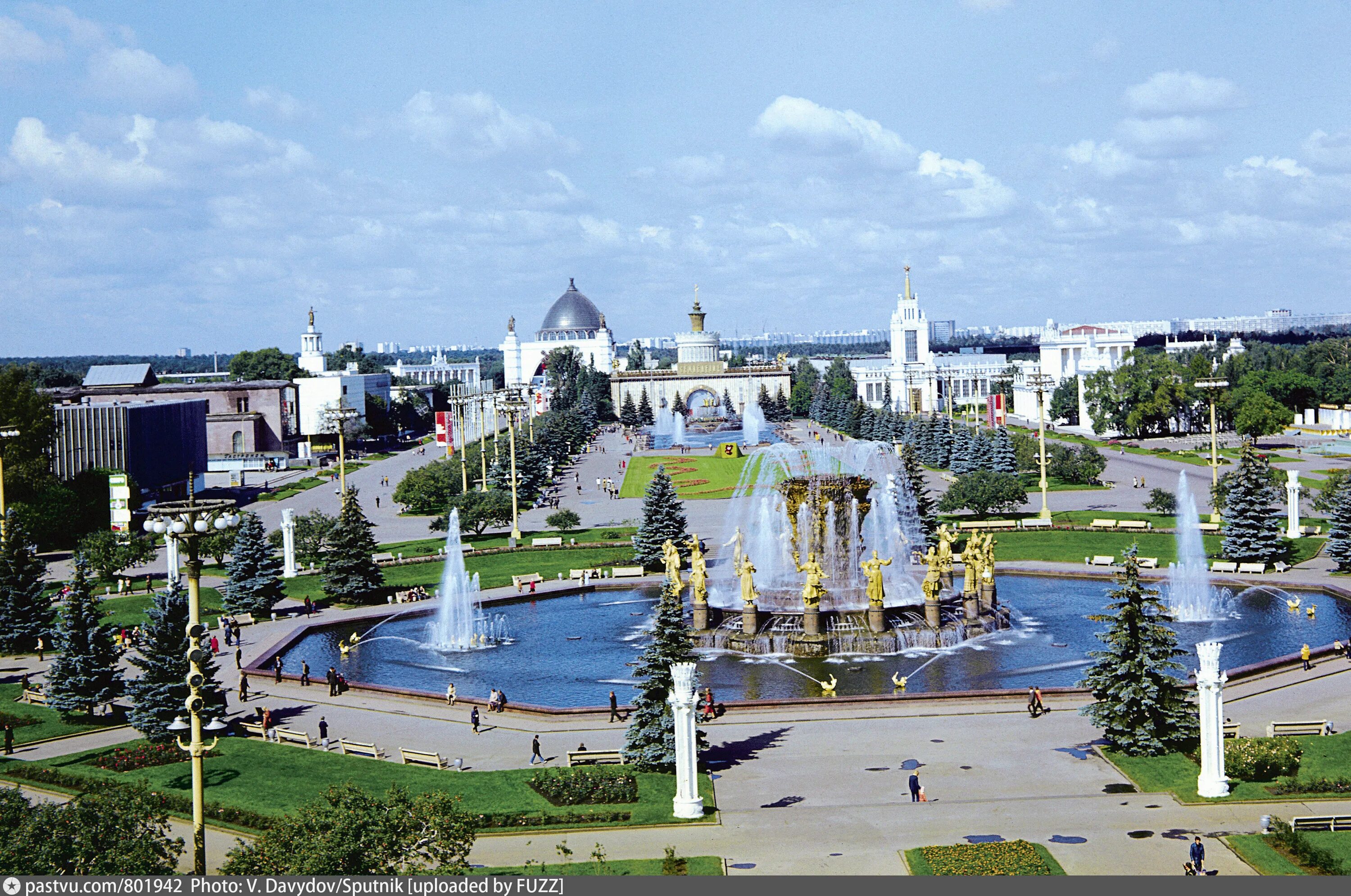 Площадь дружбы народов. ВДНХ Казань. Площадь дружбы народов ВДНХ. Площадь дружбы народов Астане. Рынок на территории ВДНХ.