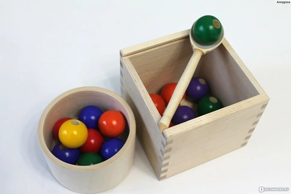 Деревянные разноцветные коробочки с крышками игрушки. Ящики с шариками и кубиками. Деревянные кубики с шариками. Игрушка кубики шарики в ящик.