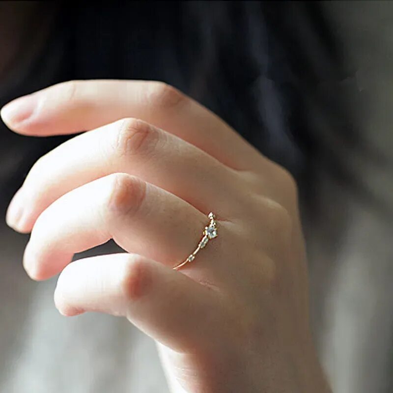 Простое кольцо девушке. Тонкие кольца. Тонкое серебряное кольцо. Аккуратные кольца. Тонкое помолвочное кольцо.