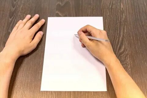 На столе лежат рисунки которых больше 60