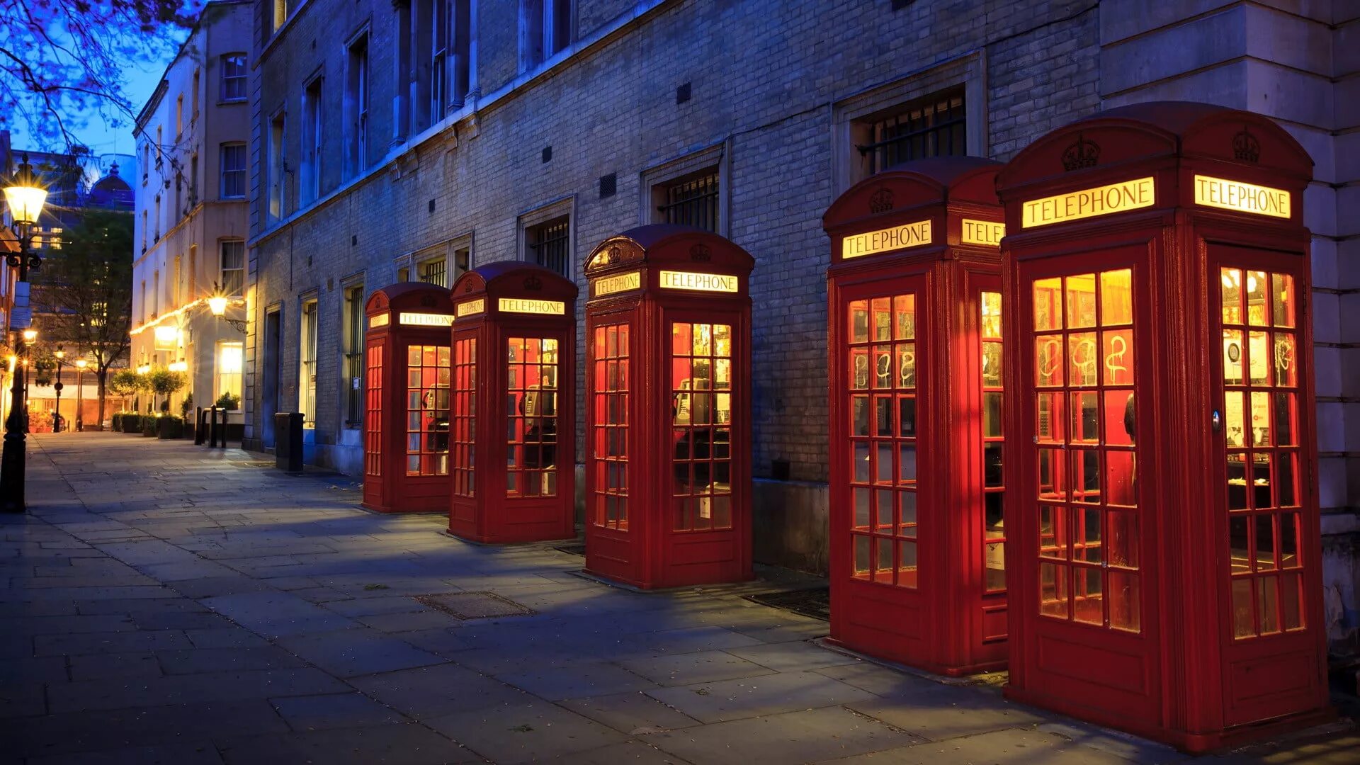 Британия телефон. Лондон фон. Телефонная будка в Великобритании. London telephone Booth Эстетика. Лондон телефонная будка ночью.