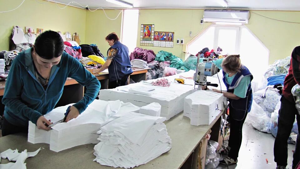 Швейный цех. Фабрика пошива одежды. Массовое производство одежды. Швейная промышленность.