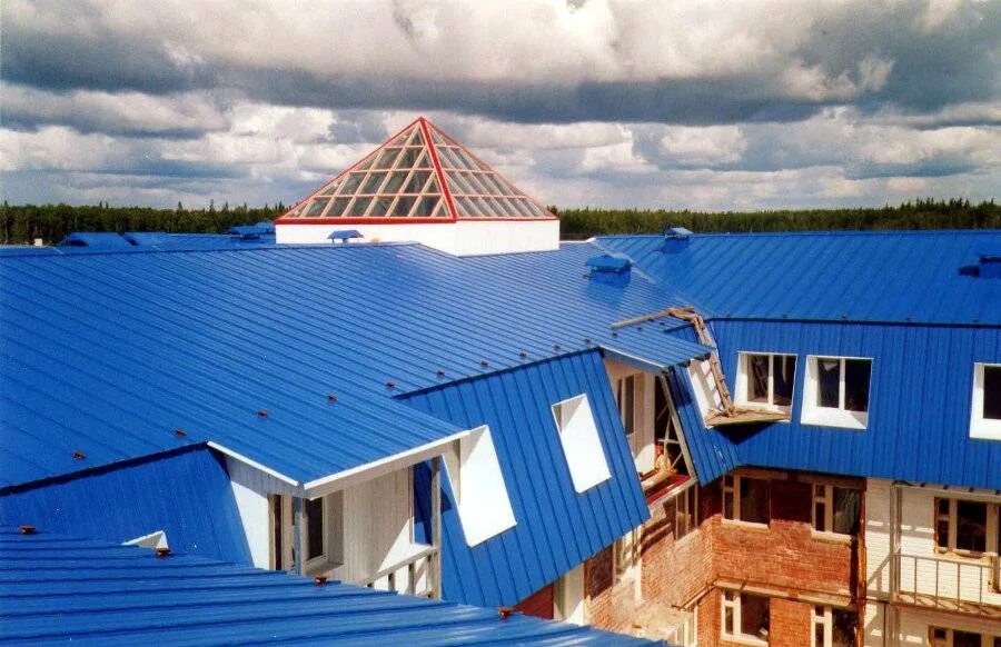 Крыша из сэндвич панелей. Мансарда из сэндвич панелей. крыша на больших зданиях. кровельные сэндвич панели для мансардной крыши. окна в ломаной крыше.