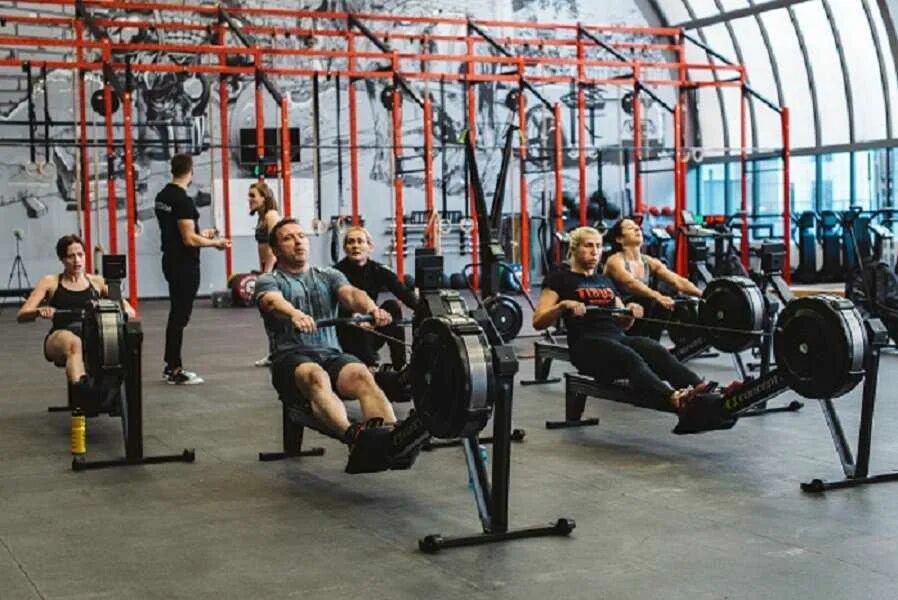 Спортивный клуб проспект. Ленинский проспект тренажерный зал. CROSSFIT Tirus. Кроссфит зал. Зал для кроссфита.