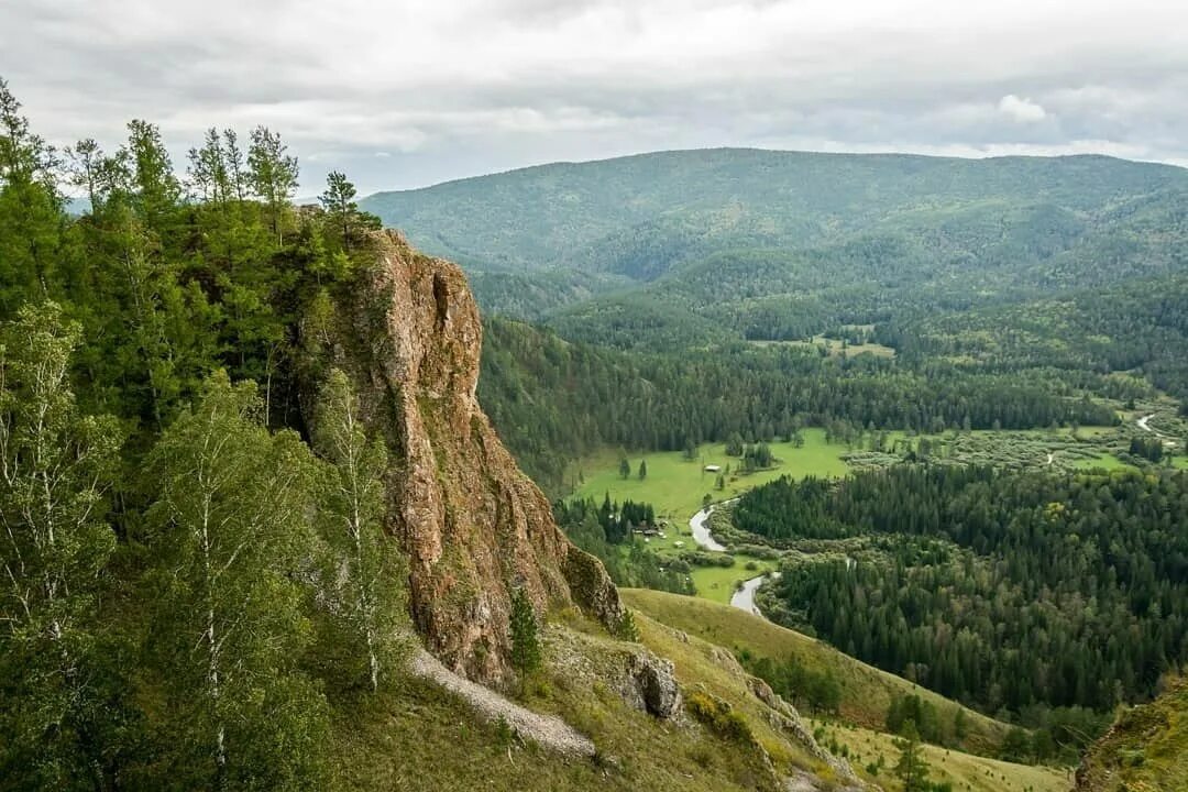 Крас между. Торгашинский хребет Красноярск. Скала синильга Торгашинский хребет. Скала арка Торгашинский хребет. Торгашинский хребет тропа Красноярск.