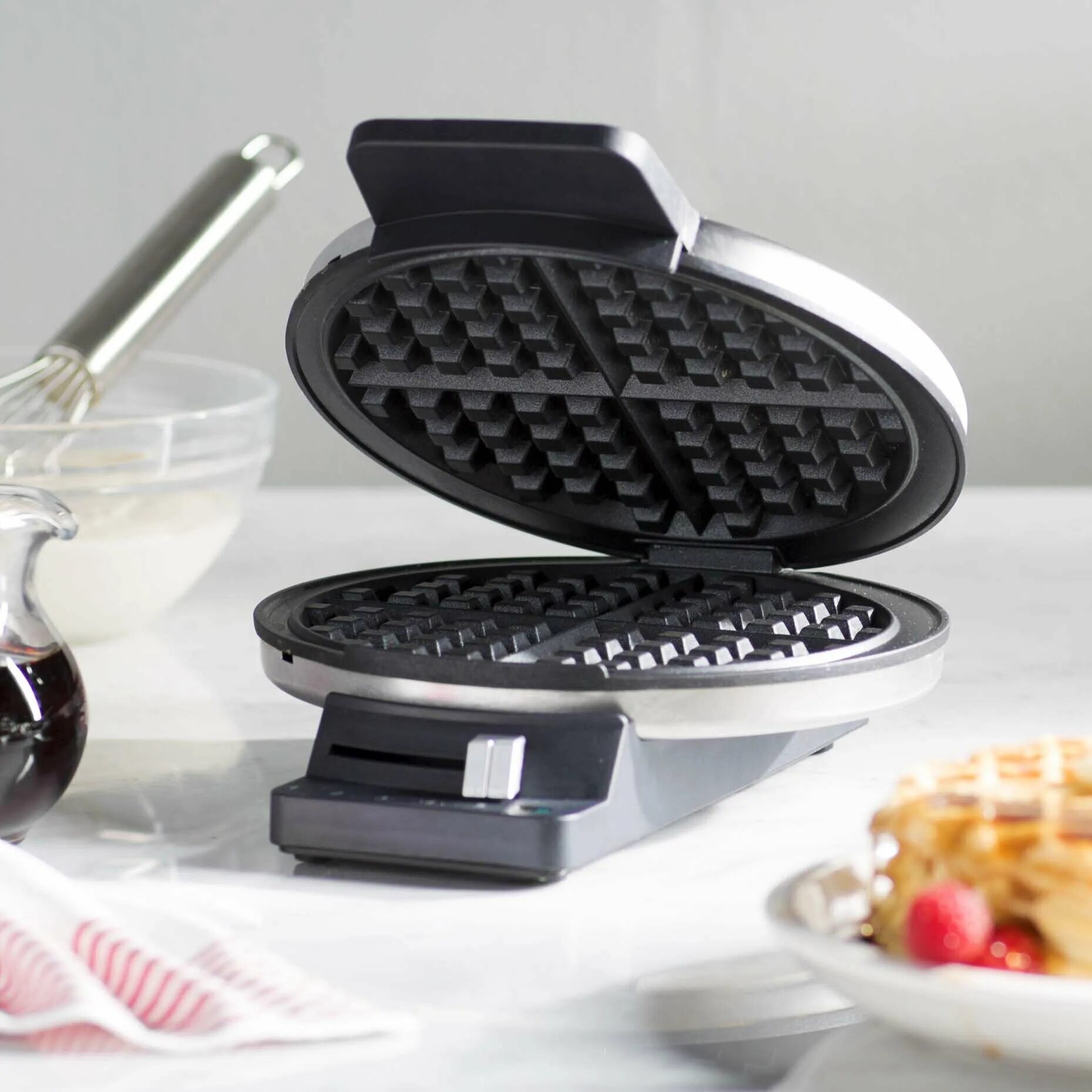 Waffle maker's. Classic Round Waffle maker. Вафельница Smeg. Cuisinart вафельница. Вафельница для венских вафель.