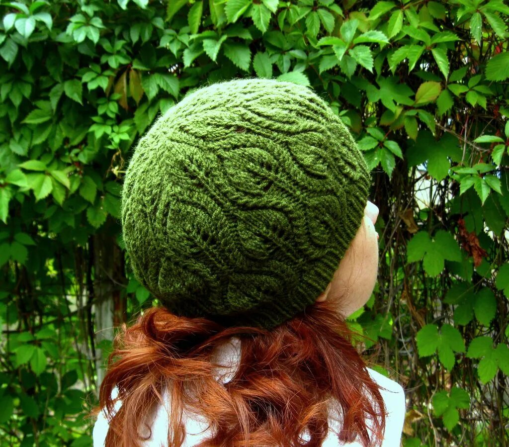 Hats knitting. Шапка Равелри. Зеленая вязаная шапка спицами. Необычный узор для шапки. Шапочка на весну спицами.