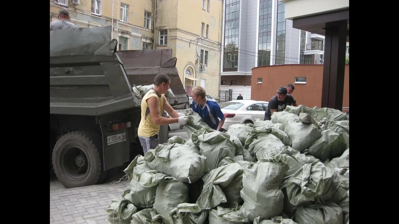 Вывоз мусора КАМАЗ. Вывоз строительного мусора. КАМАЗ С мусором. Погрузка газона мусора.