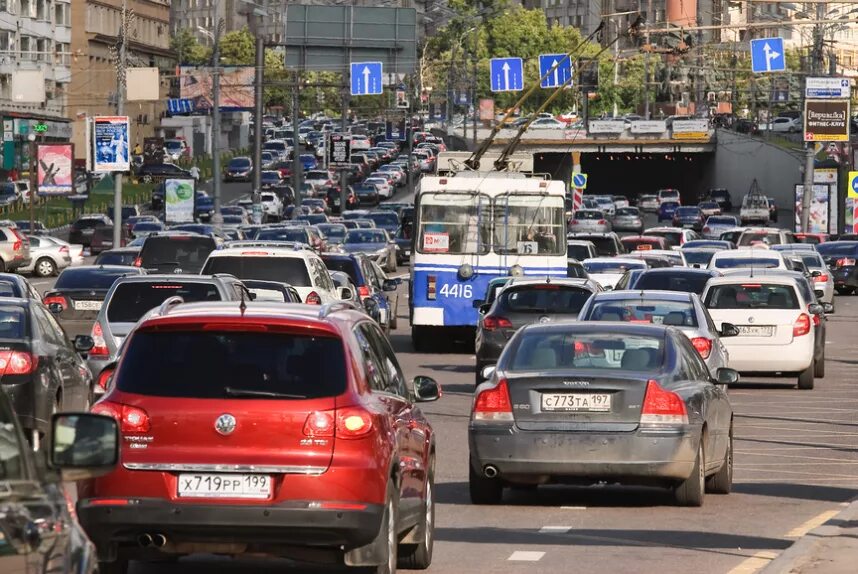 Почему пробка стоит. Автомобильная пробка. Автомобили в пробке. Пробка из авто. Пробки в Москве.